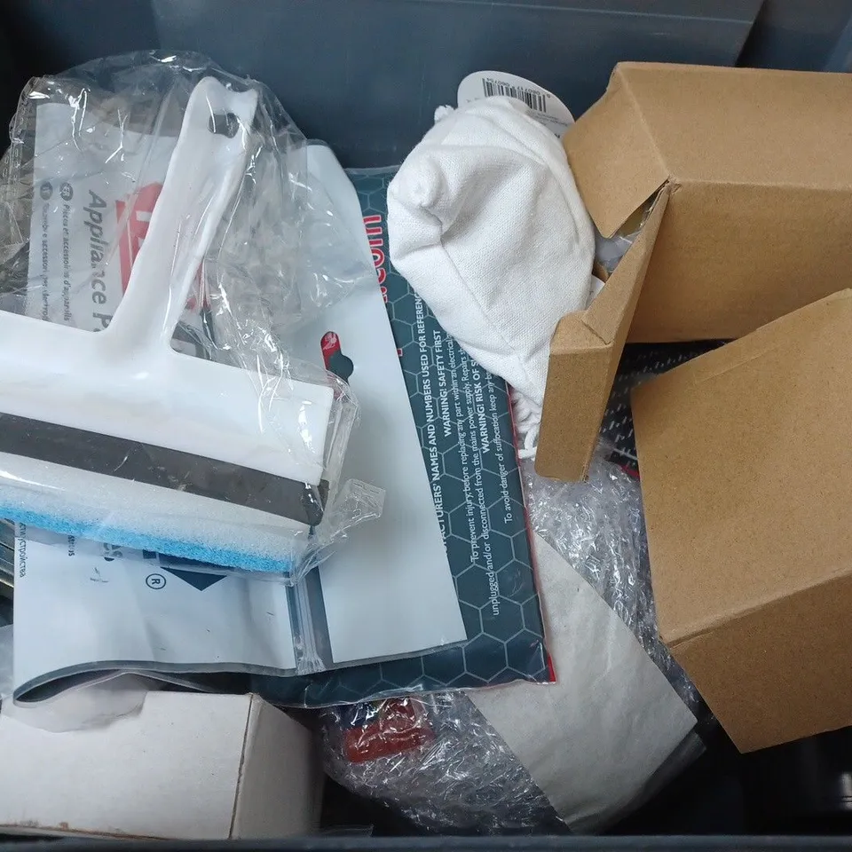 BOX OF APPROXIMATELY 15 ASSORTED ITEMS TO INCLUDE - SWIM CAP , CISIVIS CUTTING WHEEL , TRAVEL ADAPTER WITH USB ETC