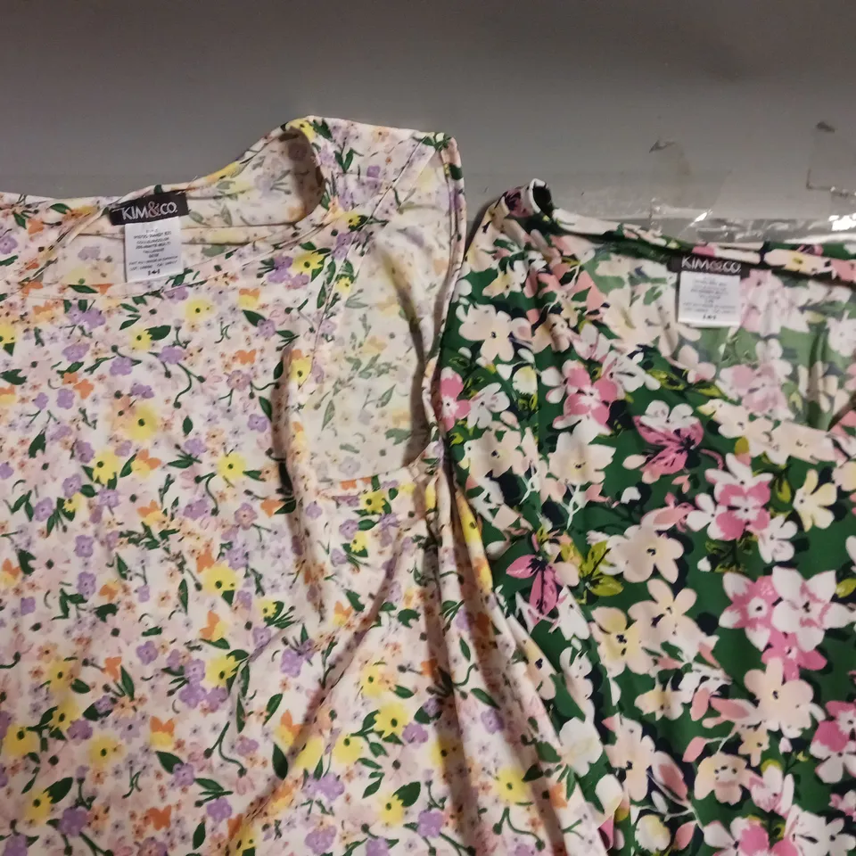 BOX OF APPROXIMATELY 10 ASSORTED CLOTHING AND FASHION ITEMS IN VARIOUS STYLES, SIZES, AND COLOURS / COLLECTION ONLY 