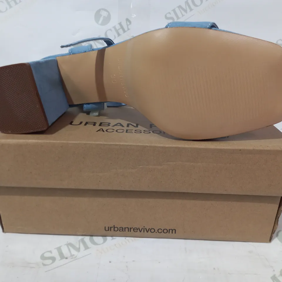 BOXED PAIR OF URBAN REVIVO OPEN TOE BLOCK HEEL SANDALS IN BLUE EU SIZE 39
