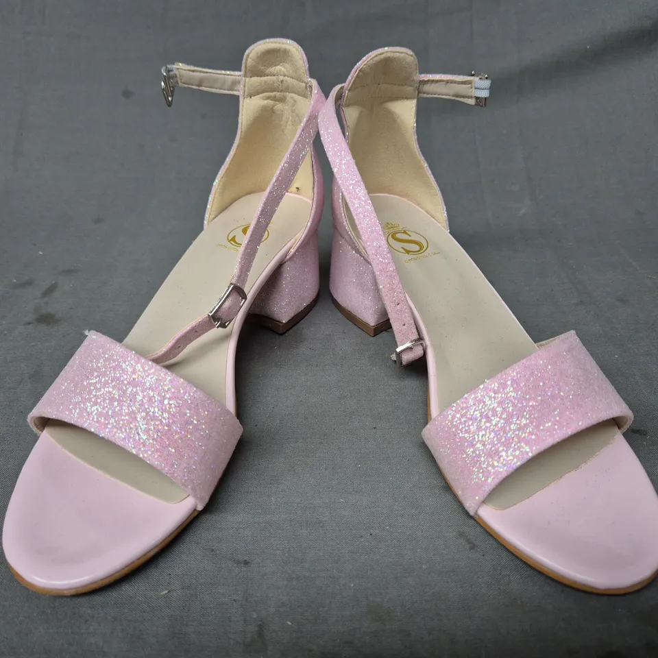 BOXED PAIR OF SIRRI OPEN TOE BLOCK HEEL SANDALS IN PINK W. GLITTER EFFECT SIZE EU 35