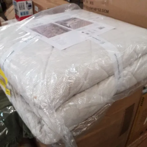 CORDED LEAVES QUILTED BEDSPREAD 