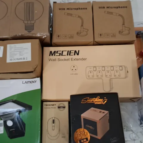 LOT OF 17 ASSORTED ITEMS TO INCLUDE WALL SOCKET EXTENDER, USE MICROPHONES AND OUTDOOR SOLAR LIGHT