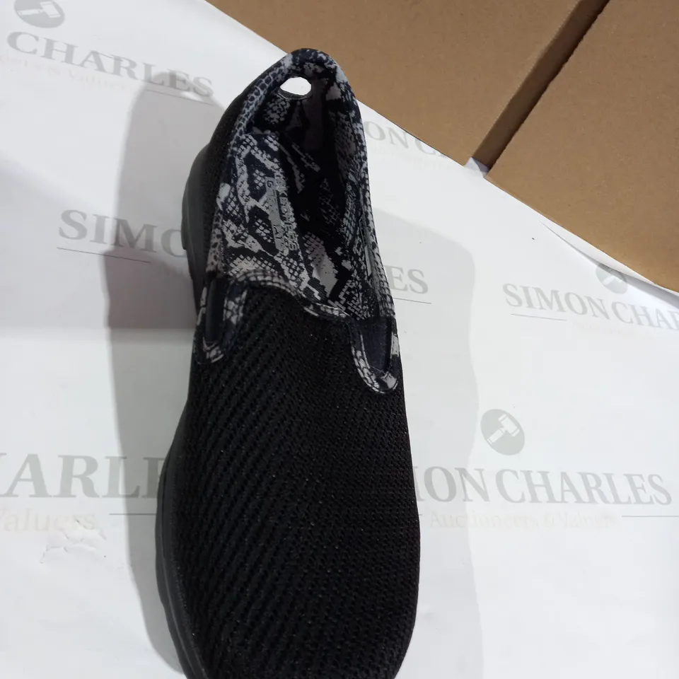SKECHERS ORIGINAL GO WALK SLIP ON TRAINER - SIZE 5.5 UK