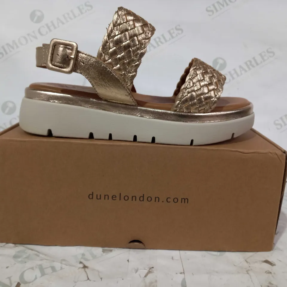BOXED PAIR OF DUNE LONDON WOVEN STRAP OPEN TOE SANDALS IN METALLIC GOLD EU SIZE 39