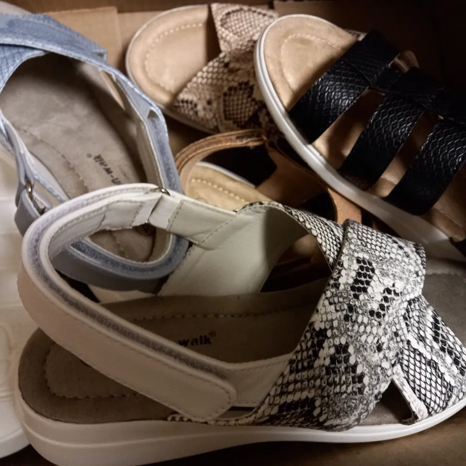 BOX OF APPROX 5 ASSORTED PAIRS OF SHOES IN VARIOUS STYLES - SIZE 4
