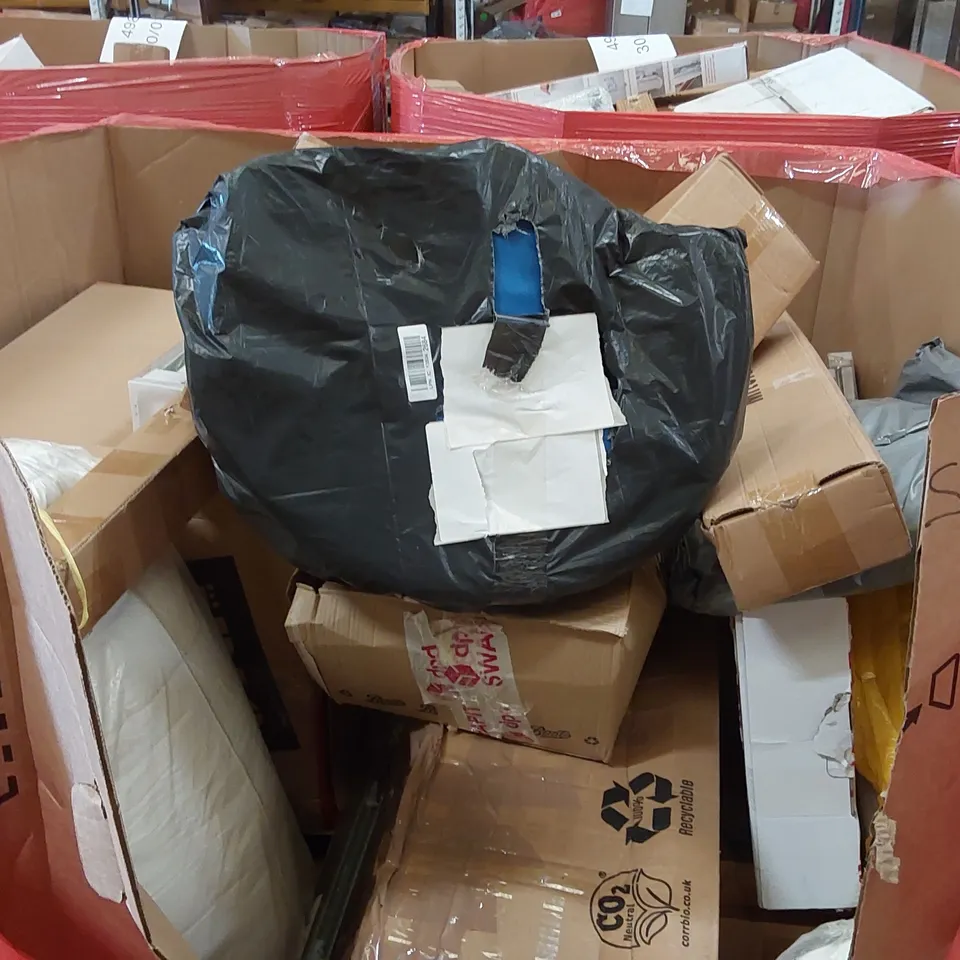 PALLET OF ASSORTED ITEMS INCLUDING: PLAYHOUSE, PLAYPEN, ELECTRIC MAT, BLINDS, TOILET SEAT ECT