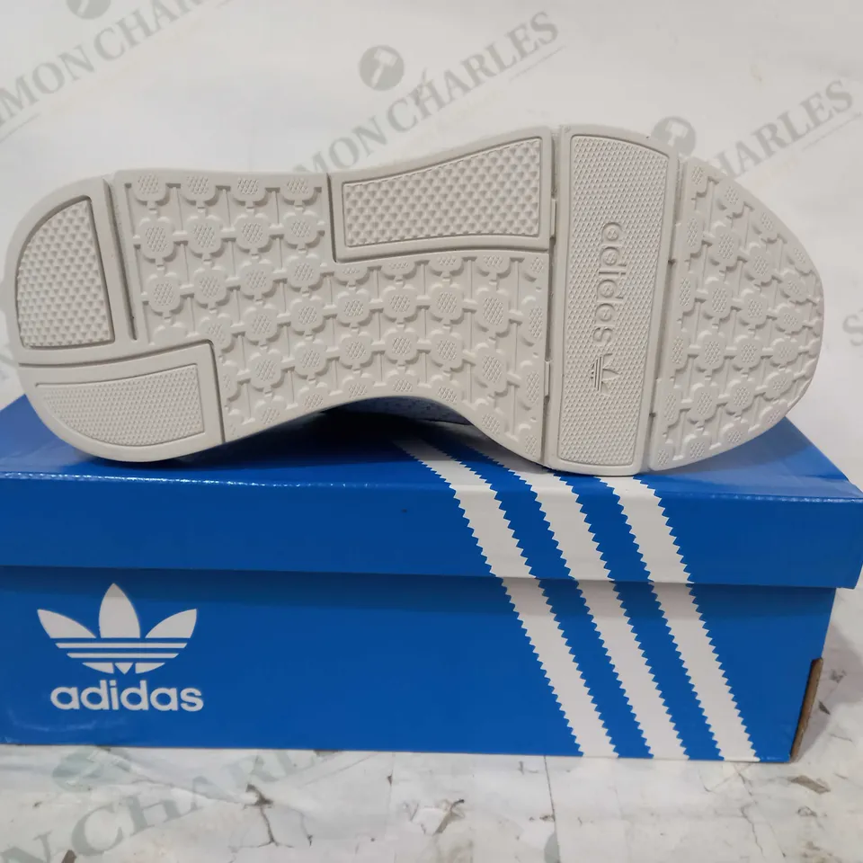BOXED PAIR OF ADIDAS SWIFT RUN 22 W SHOES IN GREY/BLACK UK SIZE 3.5