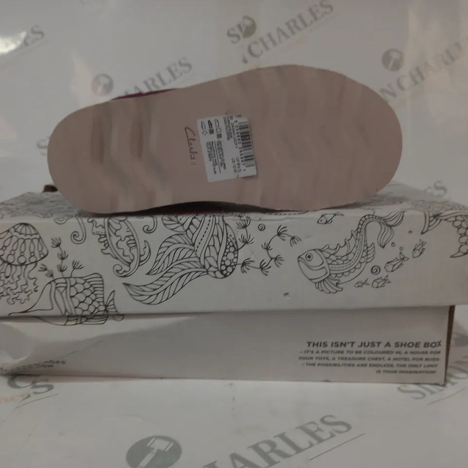 BOXED PAIR OF CLARKS CROWN LOOP T KIDS SHOES IN PURPLE SUEDE UK SIZE 9.5