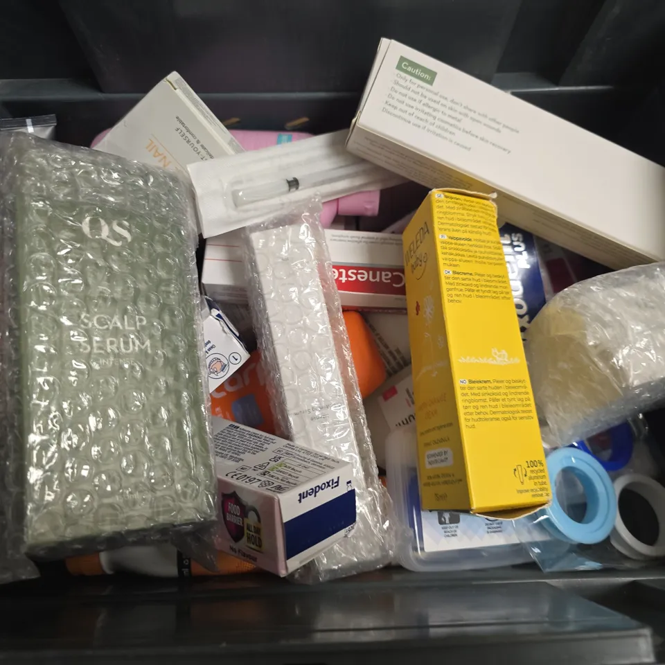 APPROXIMATELY 15 ASSORTED HEALTH & BEAUTY PRODUCTS TO INCLUDE HAIR SPRAY , WELEDA BABY AND CANESTEN CREAM 