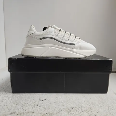 BOXED PAIR OF AISE NEXO WAVE TRAINERS IN WHITE SIZE UK 8