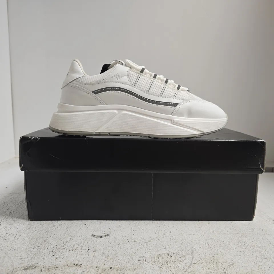 BOXED PAIR OF AISE NEXO WAVE TRAINERS IN WHITE SIZE UK 8