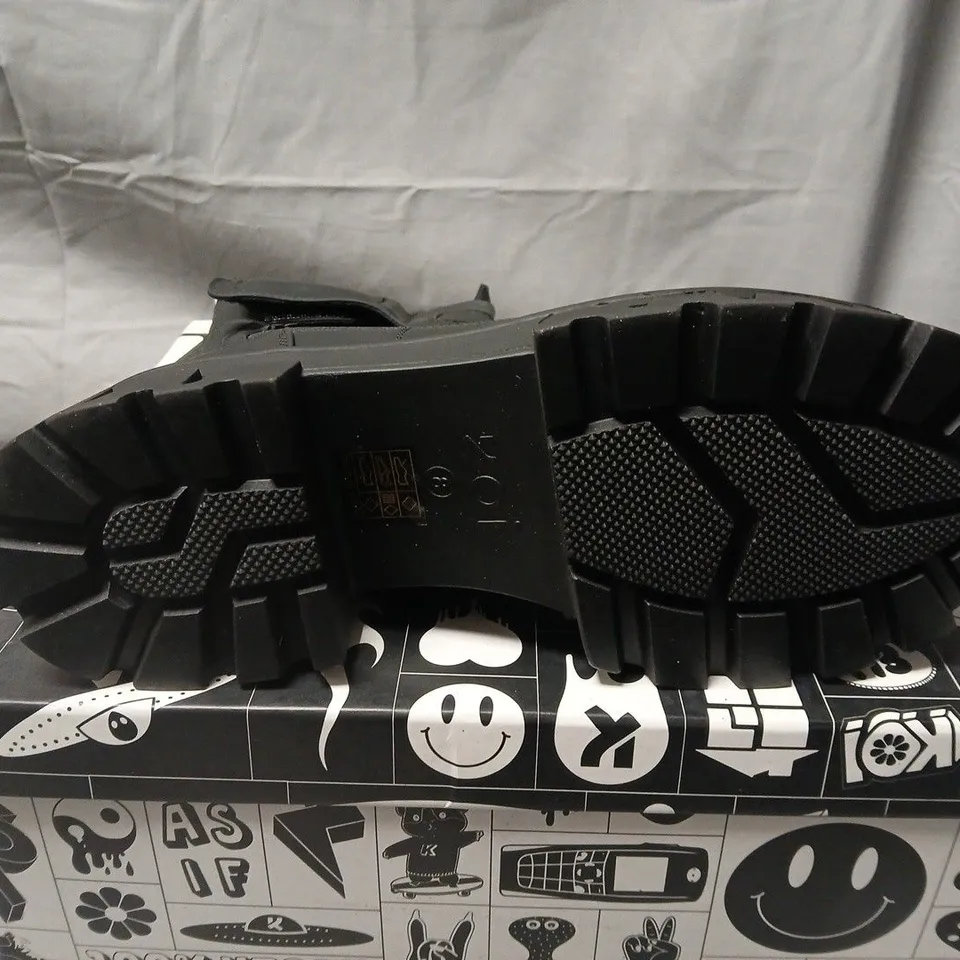 BOXED PAIR OF KOI VADER MEN'S PADDED CROFT BOOTS IN BLACK SIZE UK 8