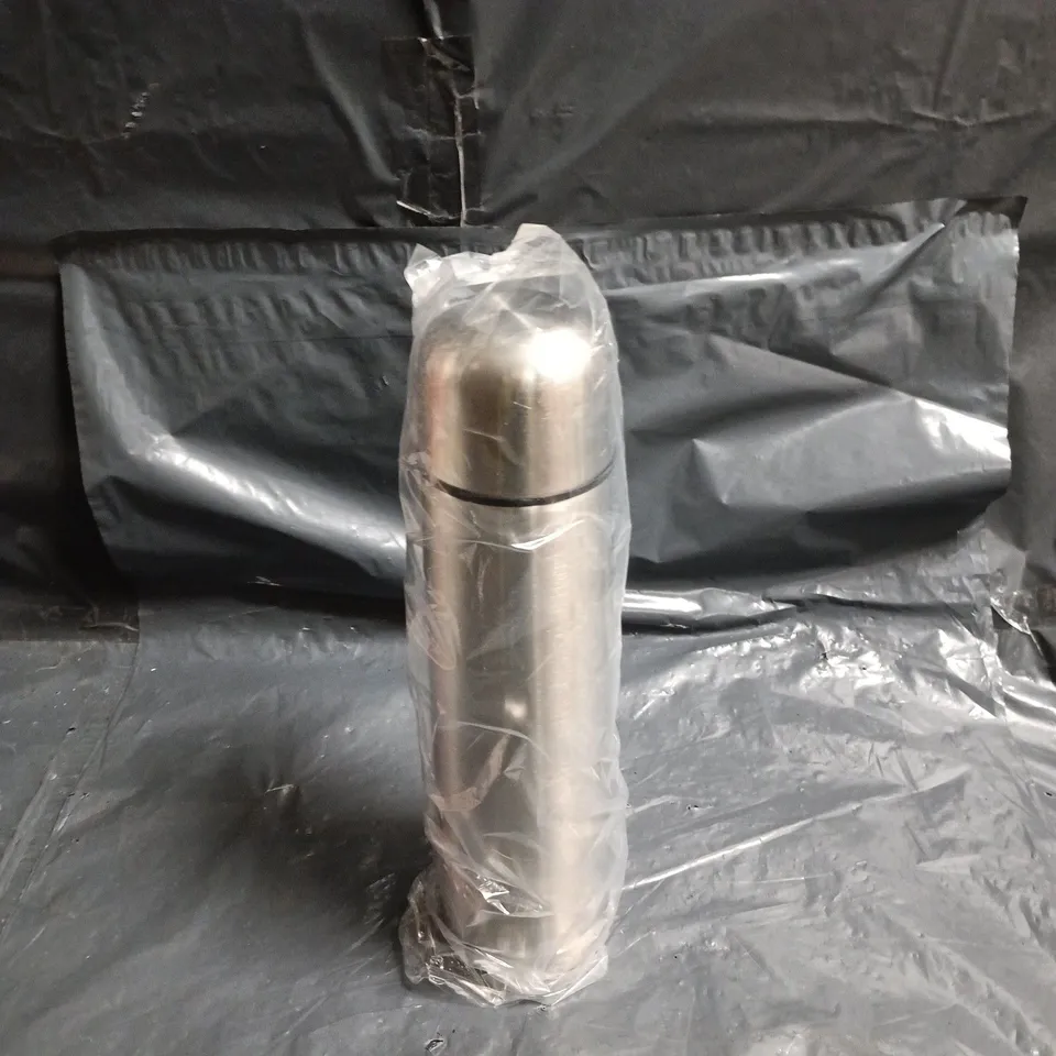 BOX OF APPROXIMATELY 10 ASSORTED ITEMS TO INCLUDE: LAVA LAMP AND FLASK