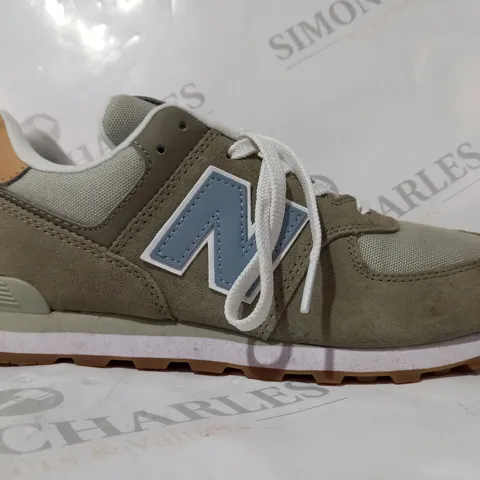 BOXED PAIR OF NEW BALANCE 574 SHOES IN STONE UK SIZE 5.5