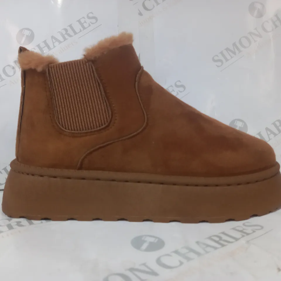 BOXED PAIR OF DESIGNER PLATFORM FAUX FUR LINED SHOES IN TAN SIZE UNSPECIFIED