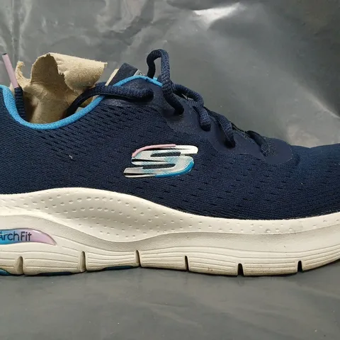 BOXED PAIR OF SKECHERS ARCH FIT TRAINERS IN NAVY SIZE 6.5