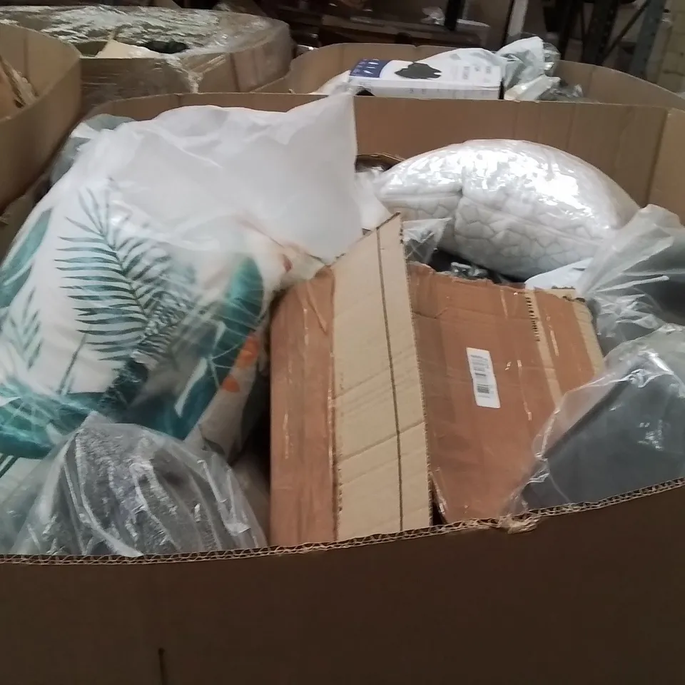 PALLET CONTAINING A LARGE QUANTITY OF PILLOWS