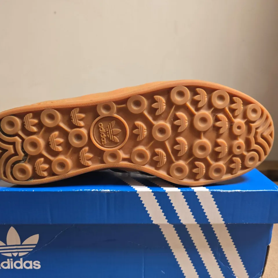 BOXED PAIR OF ADIDAS BROOMFIELD NAVY SUEDE SNEAKERS – UK SIZE 8.5 