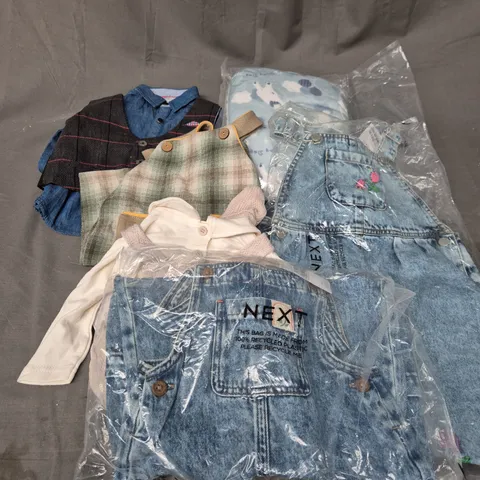 BOX OF APPROXIMATELY 30 ASSORTED KIDS CLOTHING ITEMS TO INCUDE - DUNGAREES, BABY CLOTHES, TOPS, ETC