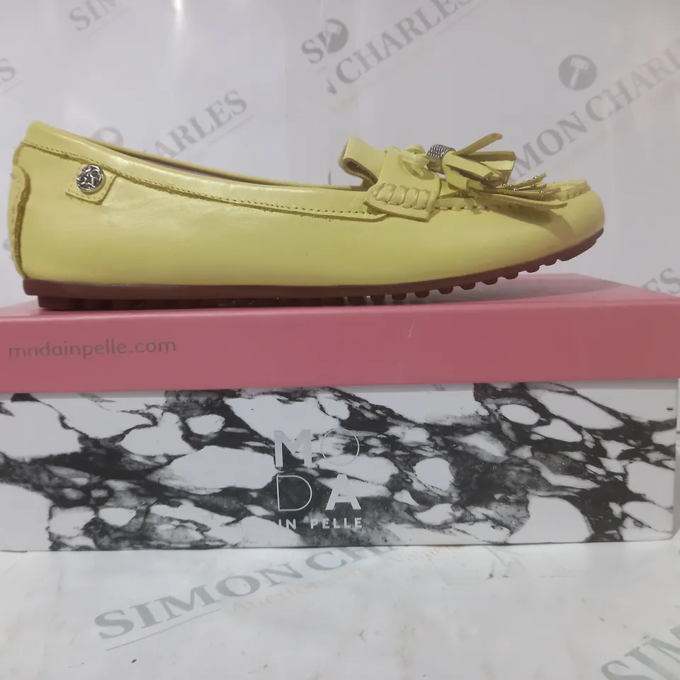 BOXED MODA IN PELLA ETHELIA LEATHER LOAFERS IN LEMON SIZE 7