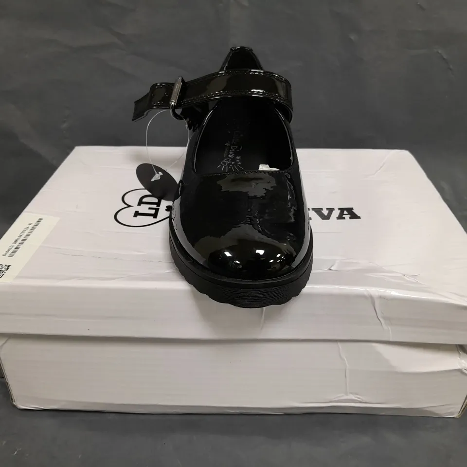 BOXED PAIR OF LITTLE DIVA SHOES IN GLOSSY BLACK SIZE 3