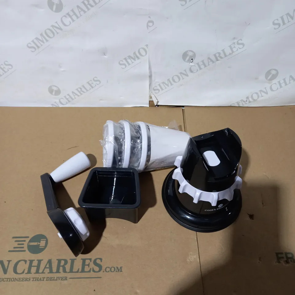 COOKS ESSENTIALS GRATRER AND SLICER