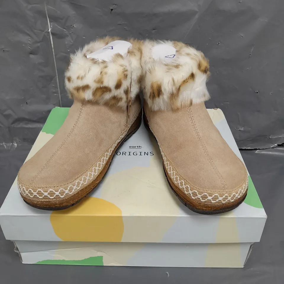 BOXED PAIR OF EARTH ORIGINALS EMMALYN BOOTIES IN BEIGE SIZE 6