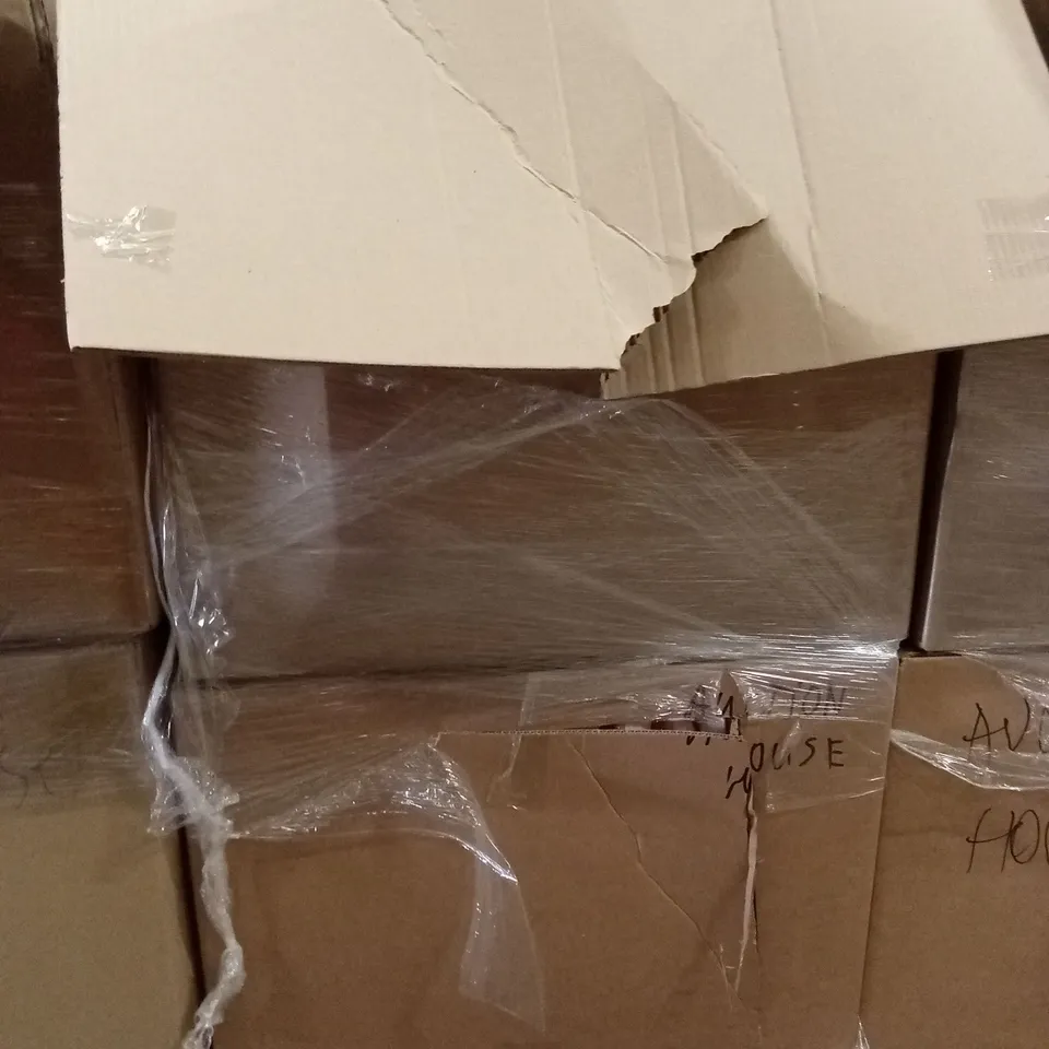 PALLET CONTAINING A LARGE QUANTITY OF PILLOWS
