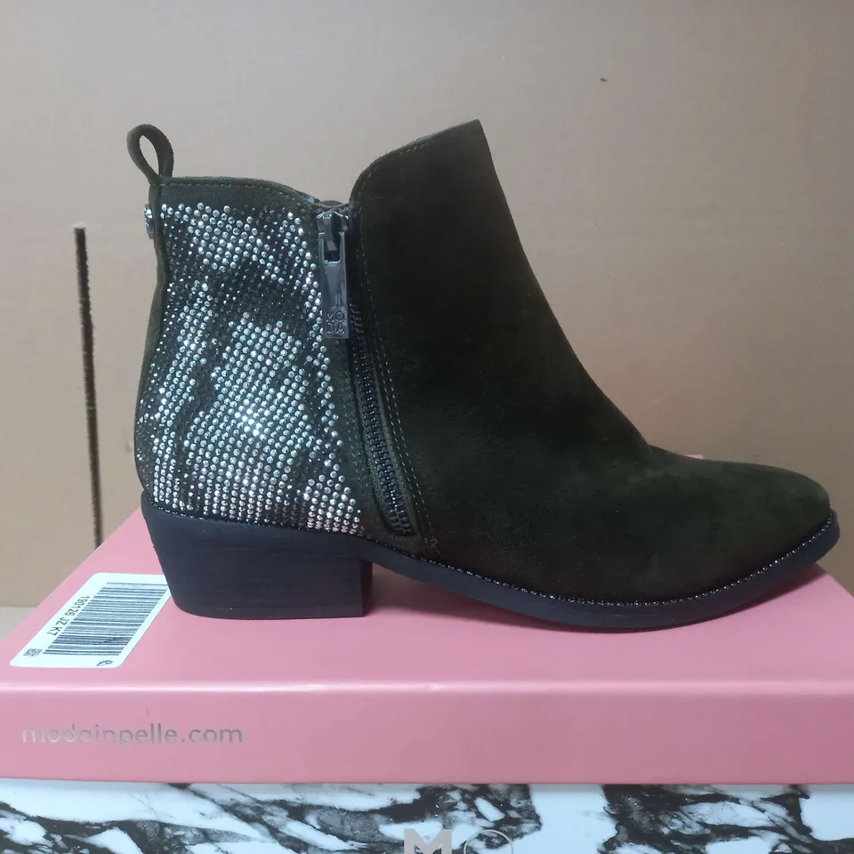 BOXED MODA IN PELLE LIGHT KHAKI HEEL BOOTS - UK 7