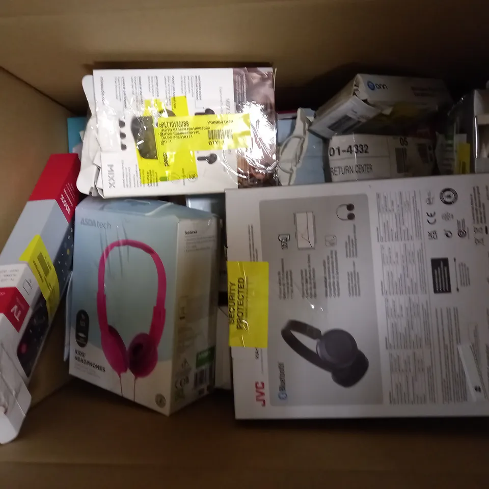 LOT OF APPROXIMATELY 20 ELECTRICAL ITEMS, TO INCLUDE CHARGER, EARPHONES, ETC