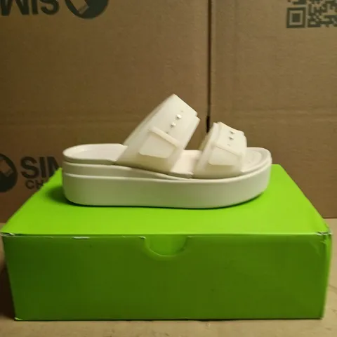 CROCS BROOKLYN BUCKLE FROSTED WEDGE SANDSTONE – WOMEN’S SANDALS, UK 4 (US 6)