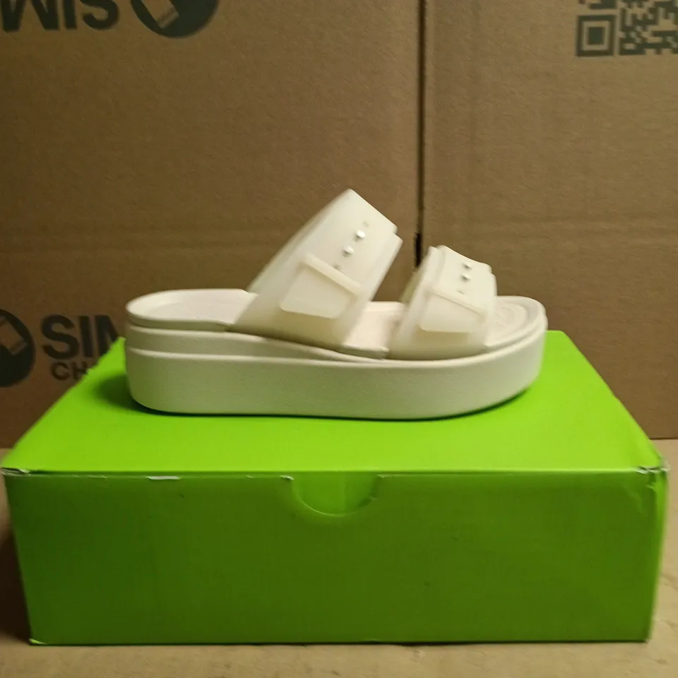 CROCS BROOKLYN BUCKLE FROSTED WEDGE SANDSTONE – WOMEN’S SANDALS, UK 4 (US 6)