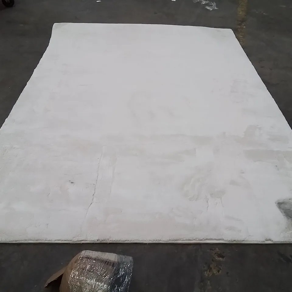 QUALITY DESIGNER AREA RUG APPROXIMATELY 240X160CM