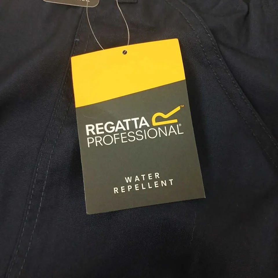 REGATTA PROFESSIONAL MENS NAVY WATER-REPELLENT CARGO TROUSERS – UK 40 (EU 56) INSIDE LEG 29