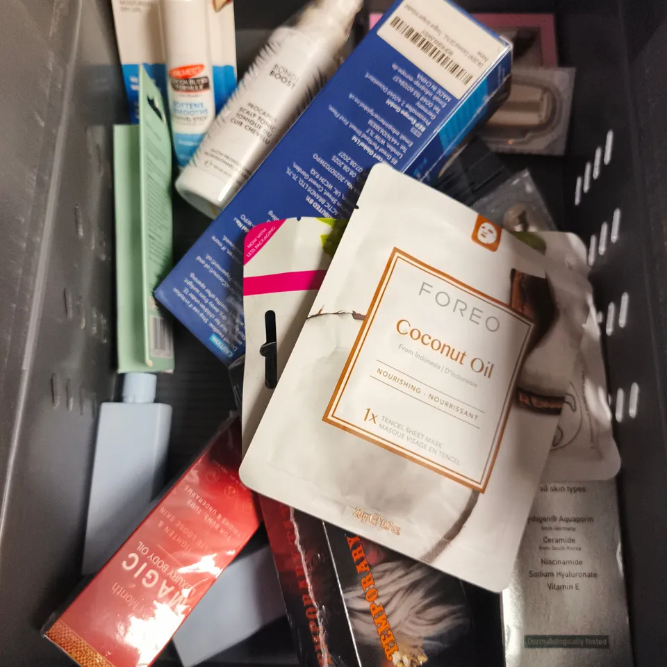 APPROXIMATEY 20 ASSORTED HEALTH AND BEAUTY PRODUCTS TO INCLUDE - NAYDAYA NOURISHING BUTTER - REVITALISE EYE GEL - THE ORDINARY AZELAIC ACID - ETC