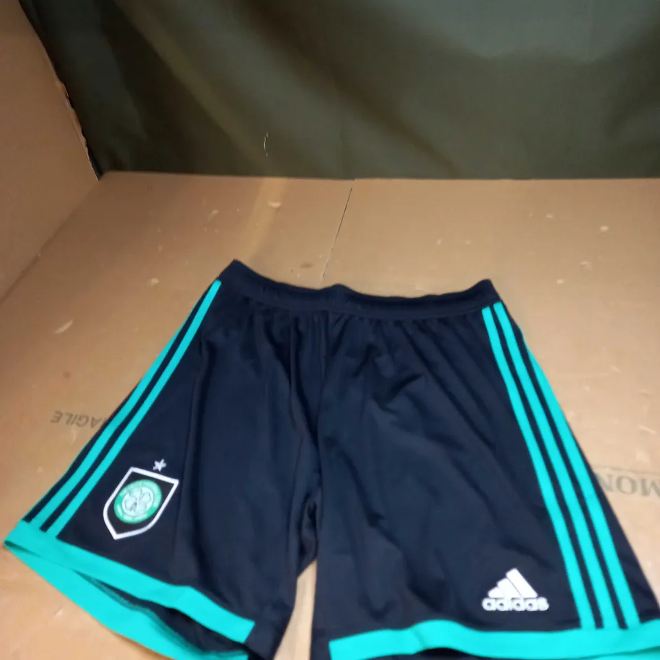 CELTIC FC FOOTBALL SHORTS SIZE L