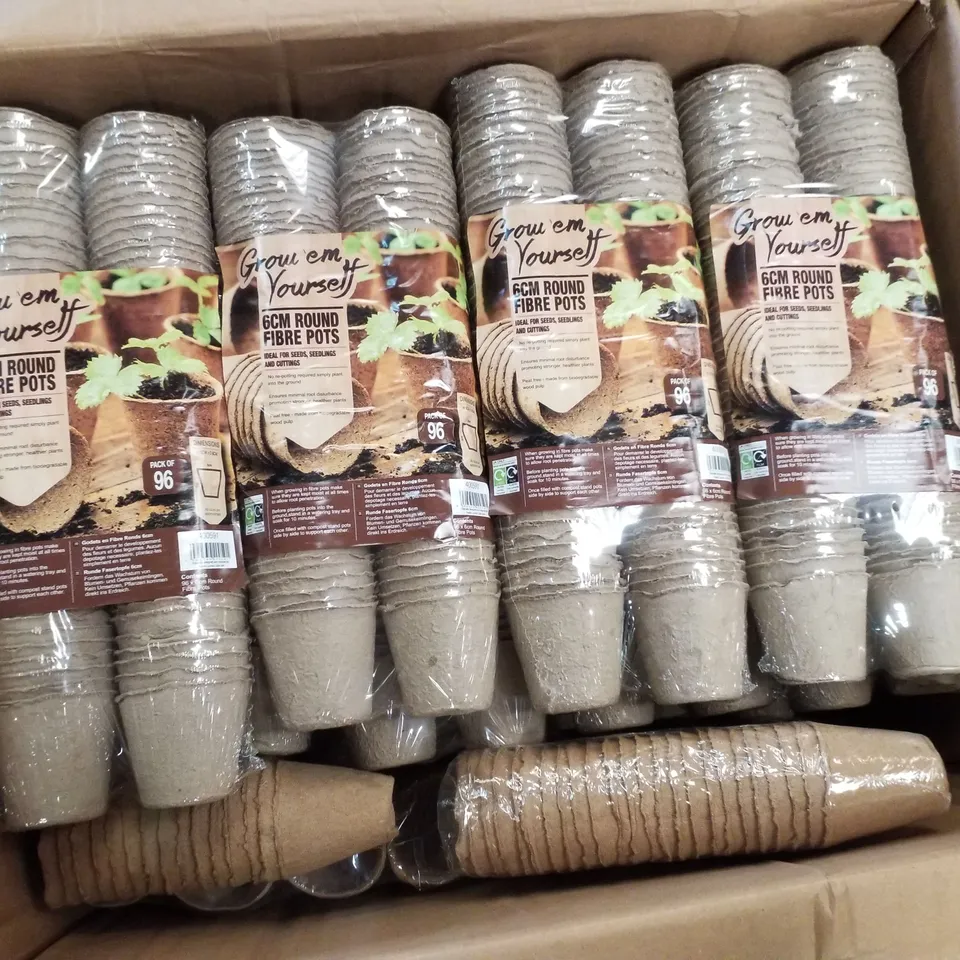BOX CONTAINING APPROX 2112 KEPLIN 6CM ROUND FIBRE POTS
