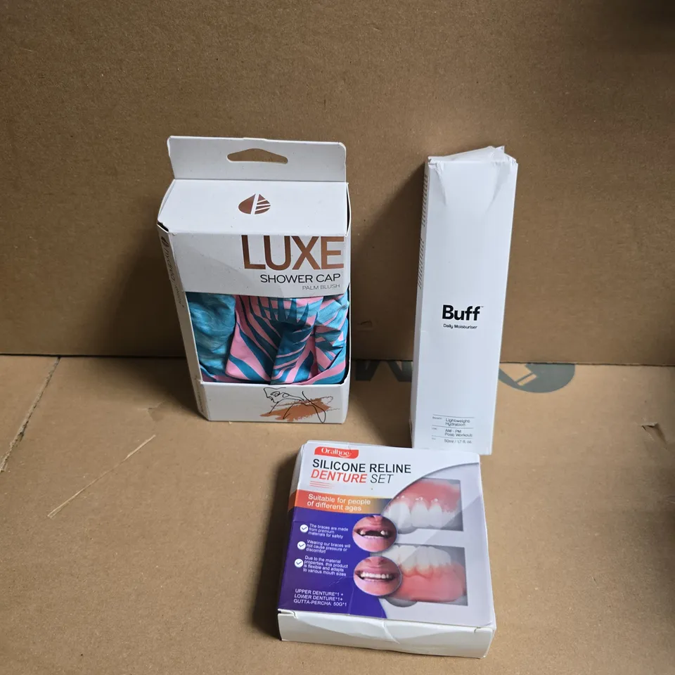 APPROXIMATELY 15 ASSORTED HEALTH & BEAUTY PRODUCTS TO INCLUDE LUXE SHOWER CAP, BUFF MOISTURISER, SILICONE DENTURE SET - COLLECTION ONLY
