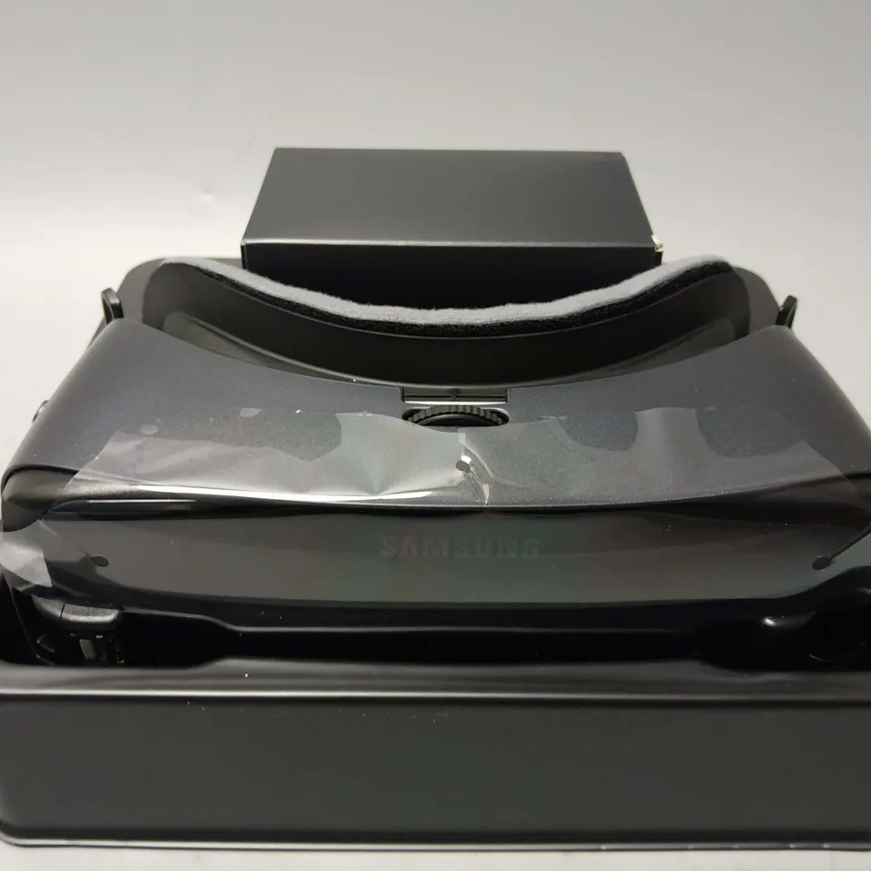 BOXED SAMSUNG GEAR VR WITH CONTROLLER