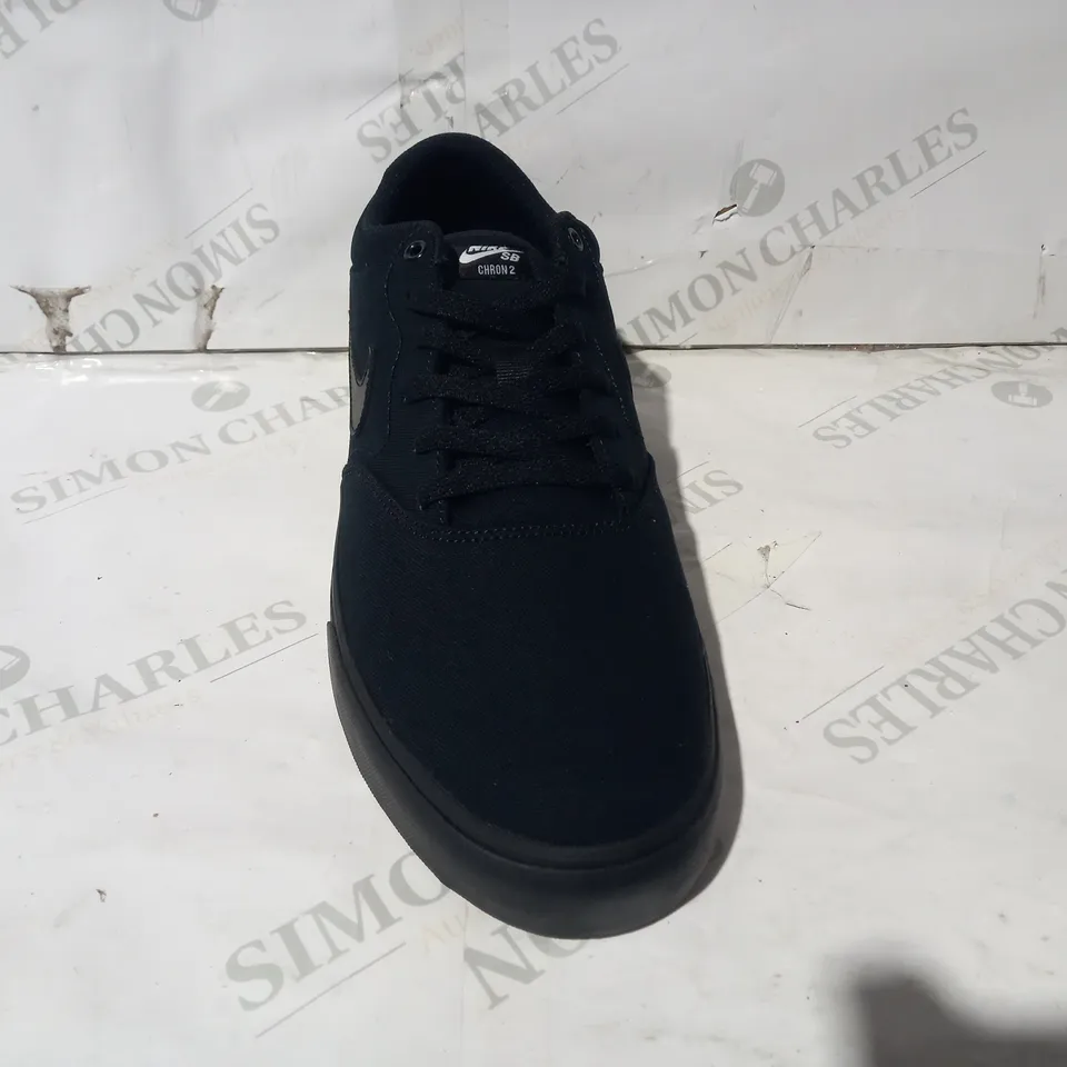 BOXED PAIR OF DESIGNER TRAINERS IN THE STYLE OF NIKE IN BLACK UK SIZE 12