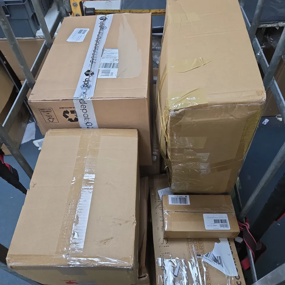 APPROXIMATELY 10 ASSORTED ITEMS TO INCLUDE CAMPING LIGHTS, BLACK WIRE GLOBE LANTERN, GRIDDLE & GRILL SET, ETC - COLLECTION ONLY