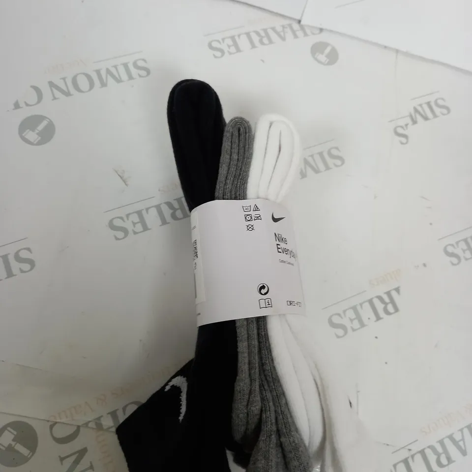 NIKE DRI-FIT SOCKS - X3 - SIZE 8-11