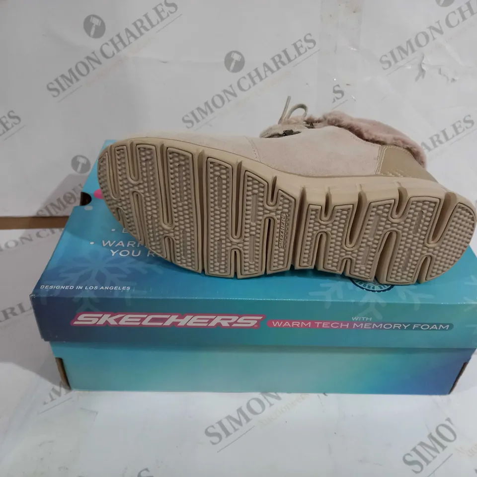 BOXED PAIR OF SKECHERS SYNERGY BOOTS NATURAL SIZE 6