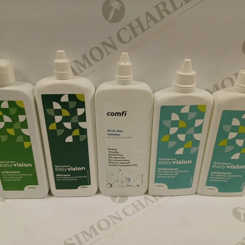 BOX OF APPROXIMATELY 30 CONTACT LENS SOLUTION BOTTLES IN VARIOUS BRANDS TO INCLUDE SPECSAVERS, COMFI & EVERCLEAR 