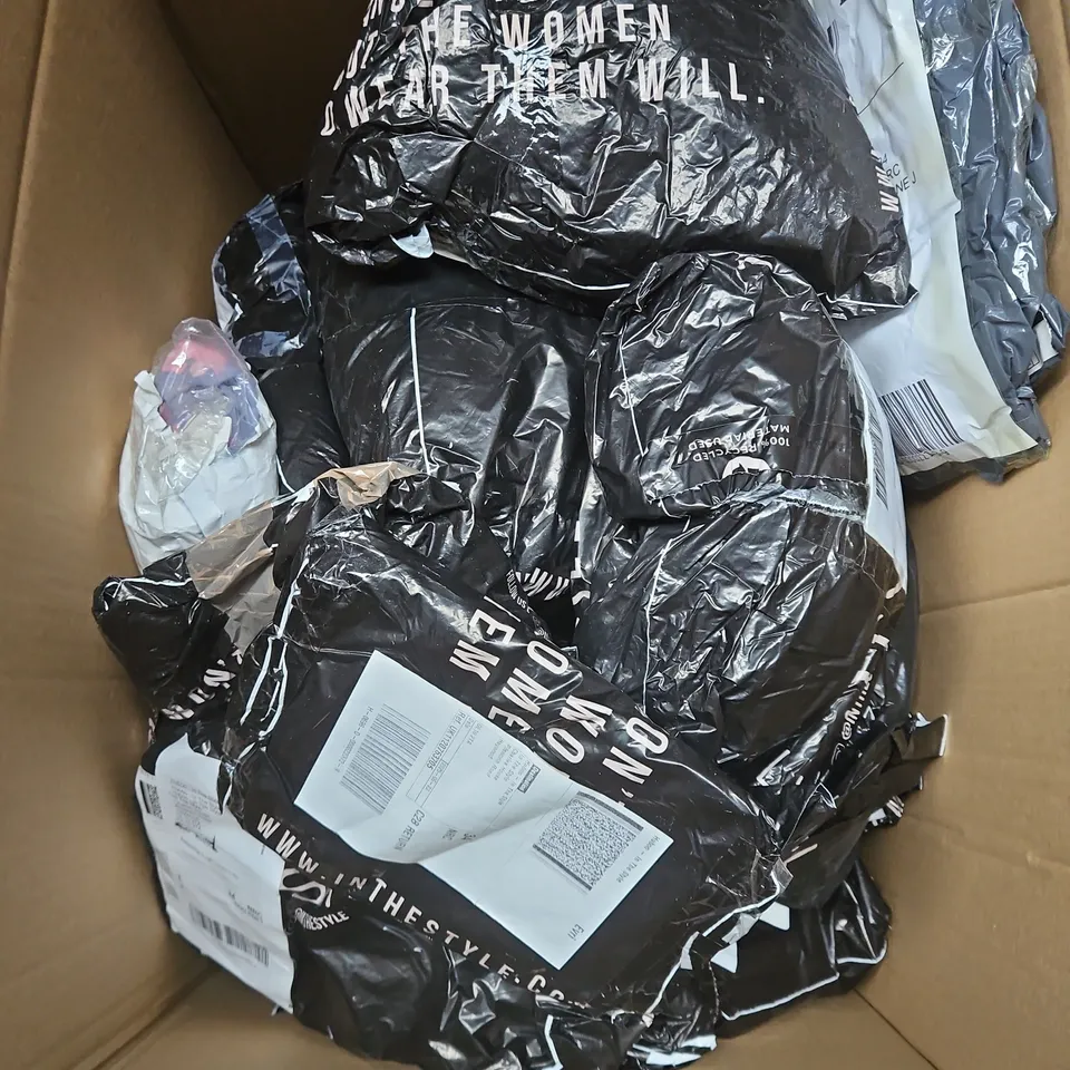 APPROXIMATELY 20 ASSORTED CLOTHING ITEMS IN VARIOUS STYLES AND SIZES 