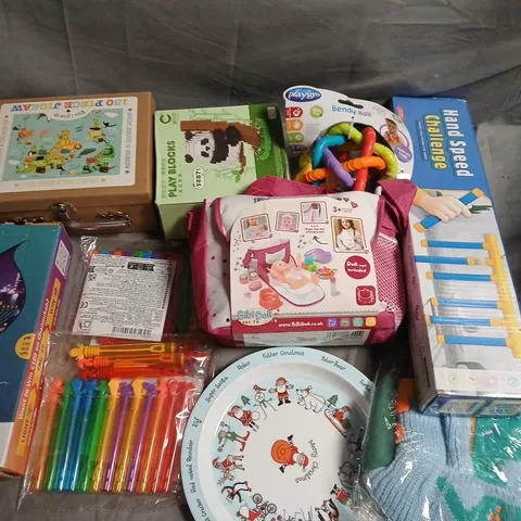 LOT OF APPROXIMATELY 30 ASSORTED TOYS, CRAFT AND GAME ITEMS TO INCLUDE JIGSAW, HAND SPEED GAME AND PLAYGRO BENDY BALL