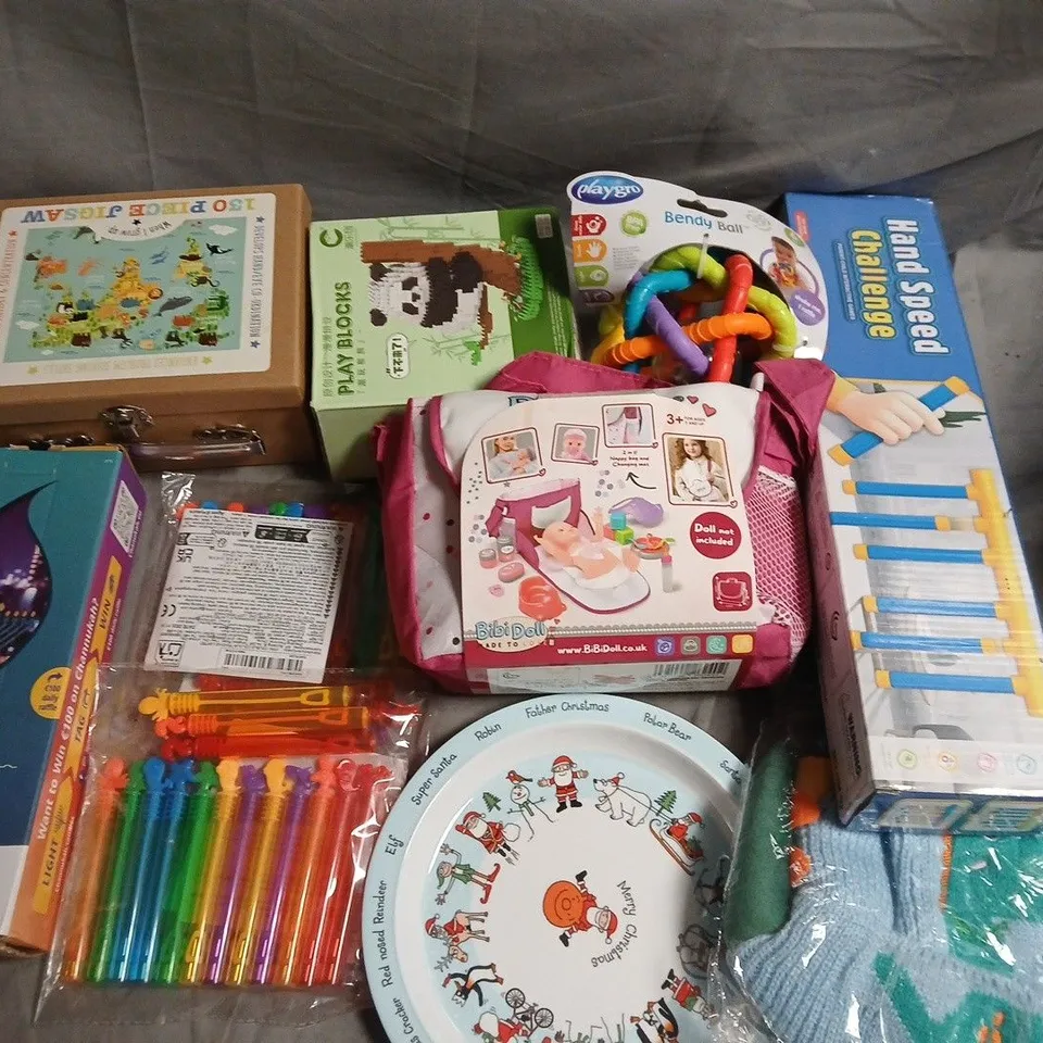 LOT OF APPROXIMATELY 30 ASSORTED TOYS, CRAFT AND GAME ITEMS TO INCLUDE JIGSAW, HAND SPEED GAME AND PLAYGRO BENDY BALL