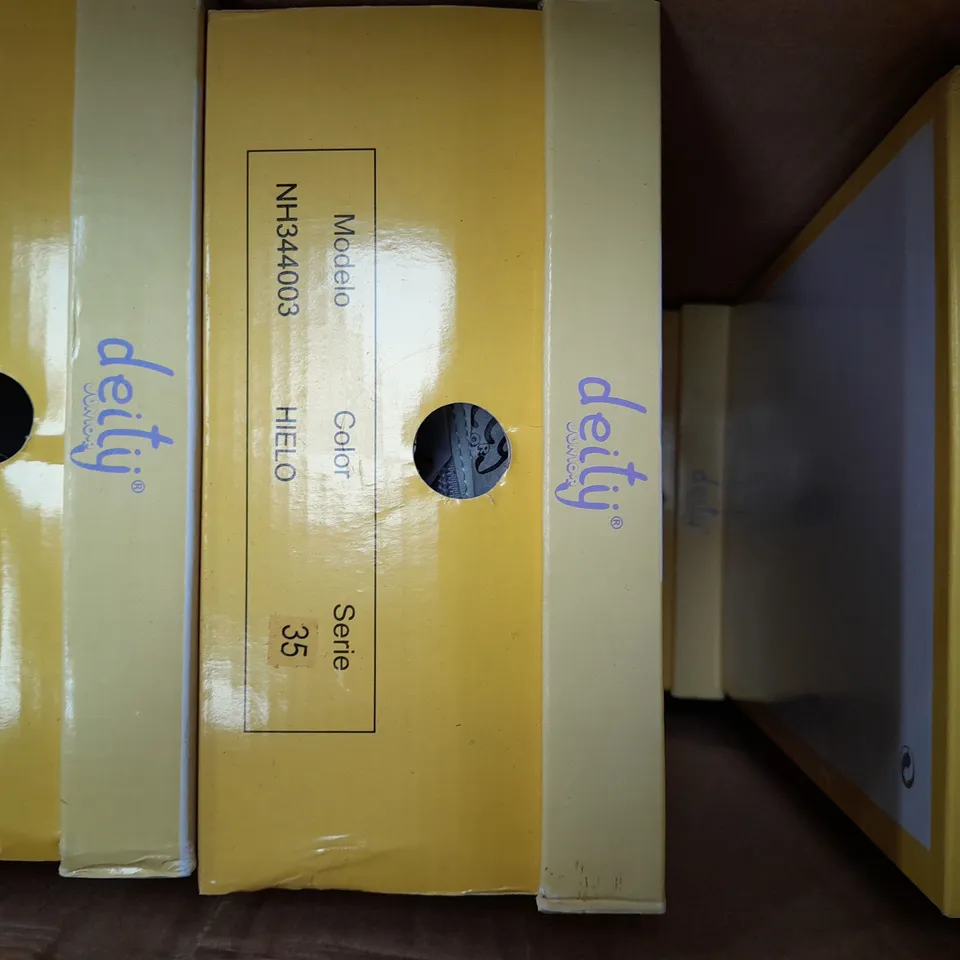 BOX OF APPROX 16 DEITY JUNIOR OFF WHITE OPEN TOP SHOES IN VARIOUS SIZES