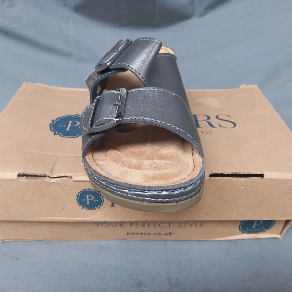 BOXED PAIR OF PAVERS OPEN TOE SANDALS IN PEWTER SIZE 7