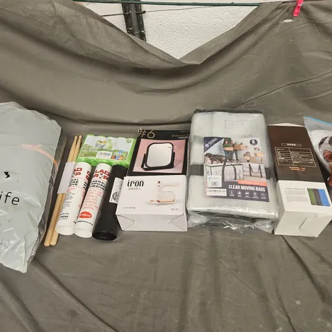 BOX OF APPROXIMATELY 12 ASSORTED HOUSEHOLD ITEMS TO INCLUDE - CLEAR MOVING BAGS, EVORA FULL MASK, AND INFLATABLE SLEEPING PAD ETC. 